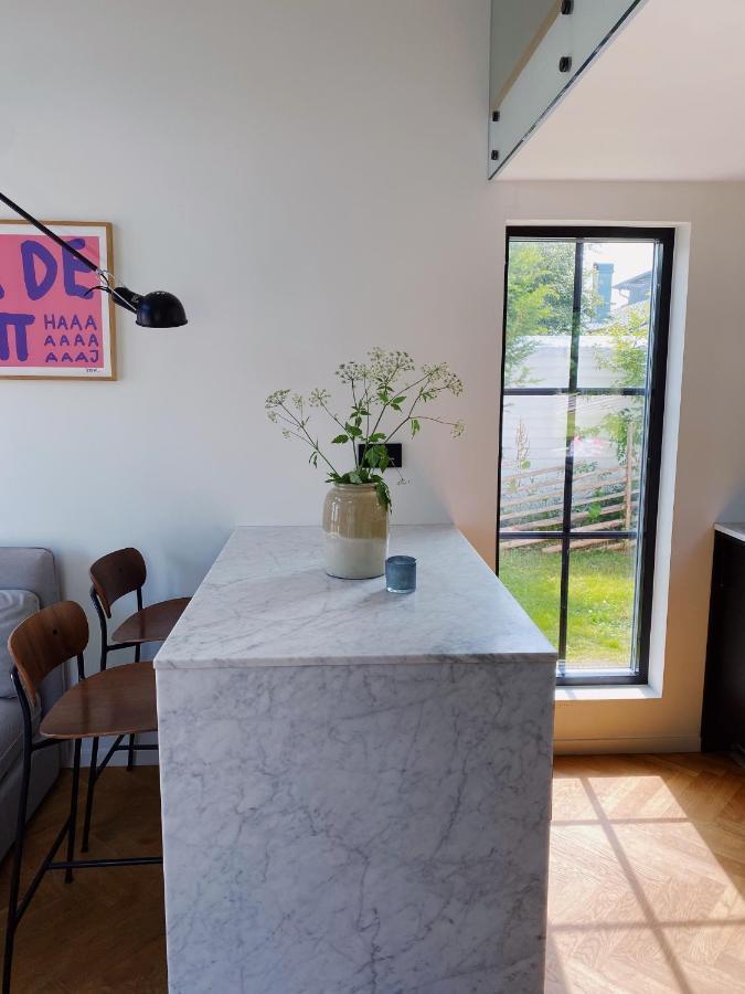 Guesthouse, Not Even A Minute Walk To The Ocean Kullavik エクステリア 写真